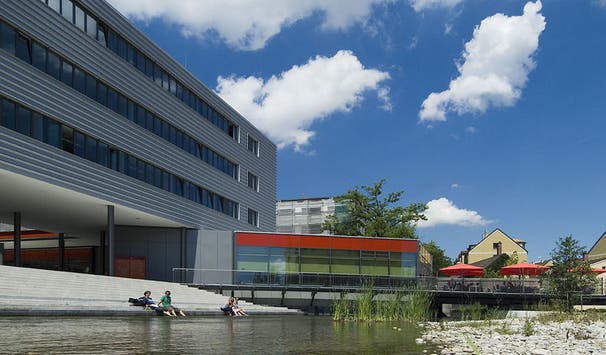 Am Brunnenlech vor der Bibliothek