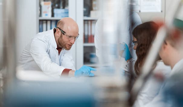 Prof. Thomas Osterland mit Studierenden im Labor