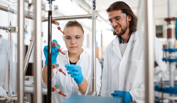 Studierende bei einer Probenentnahme