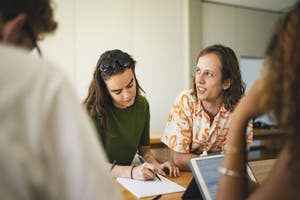 Gruppenarbeit - an der ZU Alltag. Wir legen grossen Wert au den persönlichen Austausch. Bild: ZU/ Ilja Mess