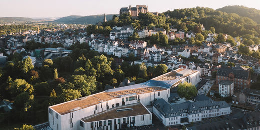 Junges Flair, historische Altstadt, kurze Wege: Marburg ist der perfekte Studienort für dein Archäologie-Studium. Foto: Henrik Isenberg