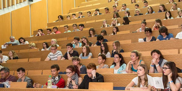 Innovatives 7+1 Lehrkonzept: effektives Lernen statt Prüfungsstress am Semesterende.