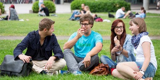 Platz vor UB und Mensa