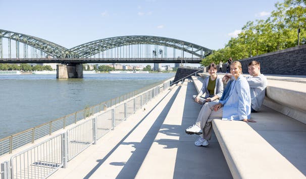Arbeitsplatz direkt am Rheinufer in Köln-Deutz
