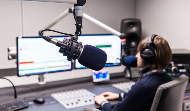 Studierende mit Medientechnik 