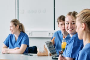 Pflege studieren - dual, praxisnah und vergütet