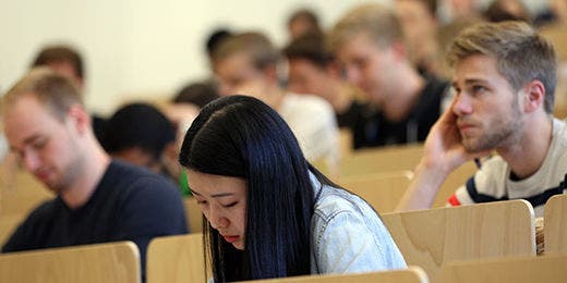 Unsere Hochschule zeichnet sich durch ein Studium in persönlicher Atmosphäre aus und hat ein exzellentes Verhältnis von Lehrenden zu Studierenden. Ein kurzer Draht zu deinen Dozentinnen und Dozenten ist hier selbstverständlich. Fragen zum Vorlesungsstoff kannst du z. B. direkt im Anschluss an deine Vorlesungen persönlich klären.