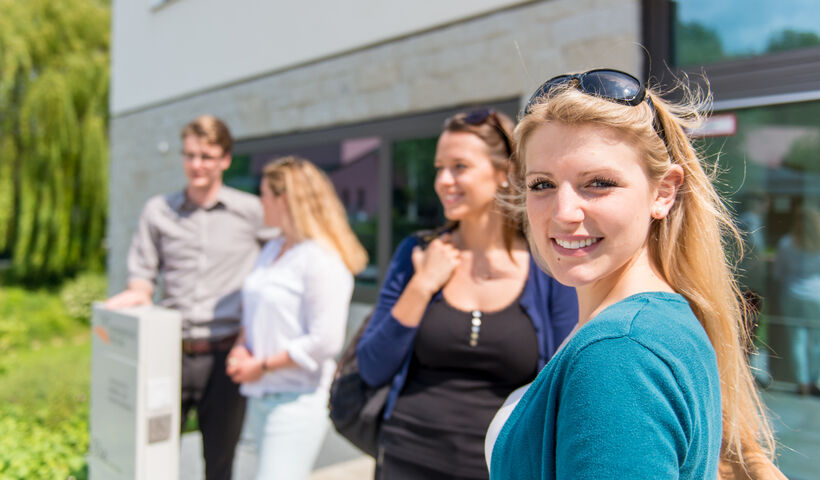 Studierende auf dem grünen Campus der Uni Passau