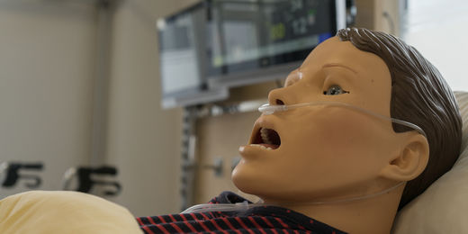Um ein pflegerisches Skills Training zu ermöglichen, ist das Lern-und Transferzentrum mit insgesamt fünf Highfidelity Simulationspuppen ausgestattet.