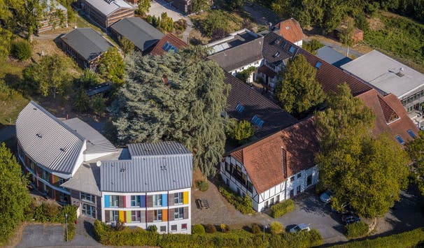 In der hauseigenen Theaterspielstätte am schönen Johannishof üben sich unsere Studierenden in Bühnenerfahrung und inszenieren jedes Semester spannende Projekt.