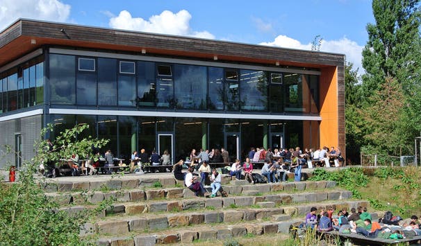 Der Campus bietet viele gemütliche Orte, die einen zum kreativen Denken inspirieren. Oder einfach zum gemütlichen Ausklang des Tages mit Freunden.