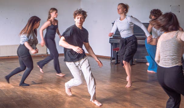 Die Studierenden werden fundiert in den Bereichen Darstellung, Sprechen / Stimme und Körperarbeit geschult. Foto: Till Fischer