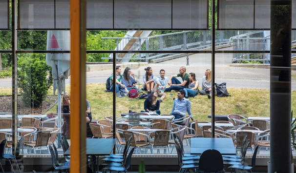 Exzellente Studienbedingungen: interkulturelle Lerngruppen, kleine Seminare und eine familiäre Atmosphäre.