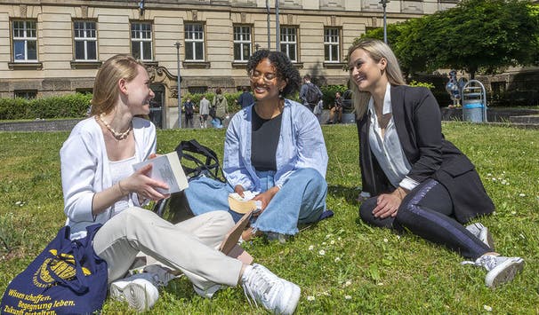 In einem internationalen Umfeld mit Kommiliton*innen aus aller Welt studieren.