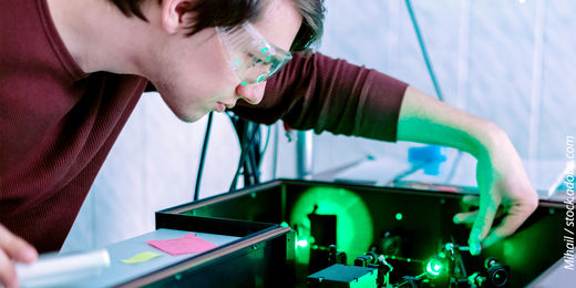 Mit aufwendiger Lasertechnik können Atome gezielt manipuliert und untersucht werden - oft ist der Aufbau des Lasersystems bereits eine Herausforderung