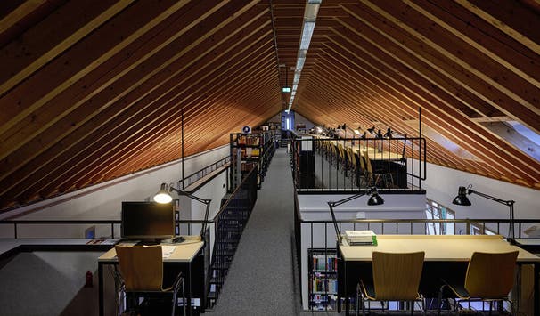 Das moderne Leisler-Kiep-Center beheimatet großzügige Vorlesungssäle, Seminarräume und die beeindruckende Bibliothek.