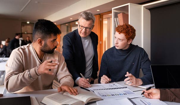 Unsere Studierenden profitieren vom ersten Tag von hoher Lernqualität in kleinen Gruppen, regelmäßigem Praxisbezug und von dem intensiven Coaching Programm.