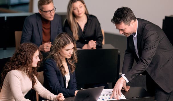 An realen Fällen aus der Praxis lernen und wachsen die EBS Studierenden.