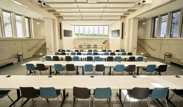 Willkommen auf dem Campus in Oestrich-Winkel. Direkt am Rhein und inmitten von Weinbergen ist die Business School der EBS Universität untergebracht.