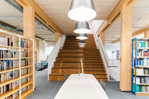 An über 400 hellen & modernen studentischen Arbeitsplätzen lernen.