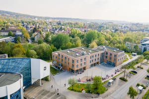 Unser Uni-Campus: Gut erreichbar in der Metropolregion Ruhr, Deutschlands größte Wirtschaftsregion, und gleichzeitig mitten im Grünen gelegen.