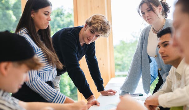 In kleinen Gruppen studieren – Studis und Profs diskutieren und lernen hier auf Augenhöhe.