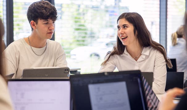 Arbeitsbereich in der Bibliothek