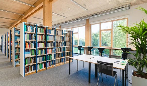 zahlreiche helle & moderne Arbeitsplätze in einem der nachhaltigsten Hochschulgebäude Deutschlands