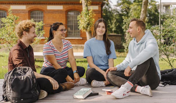 Studierende auf dem Campus der Uni Erfurt