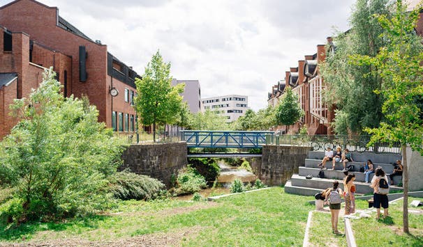 Mensa-Vorplatz mit Bach Ahne (Foto: Fiona Körner)