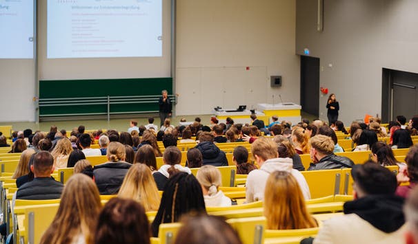 Erstsemesterbegrüßung im Hörsaal (Foto: Fiona Körner)