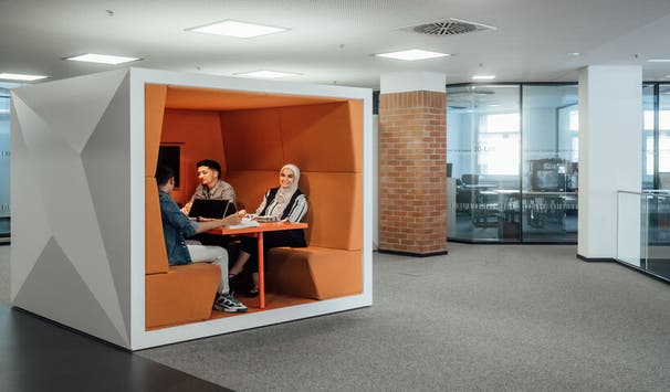 Gruppenarbeit in der Campusbilbiothek (Foto: Milan Soremski)