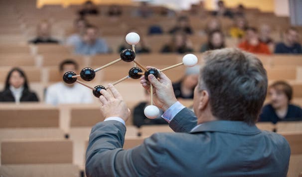Vorlesung im Hörsaal (Foto: Paavo Blafield)