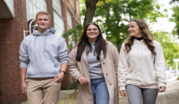 Studierende auf dem Campus Holländischer Platz (Foto: Paavo Blafield)