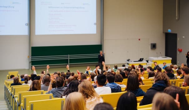 Erstsemesterbegrüßung im Hörsaal (Foto: Fiona Körner)
