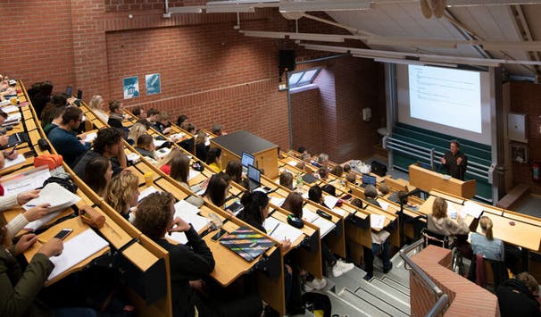 Philosophie-Vorlesung im Hörsaal (Foto: Paavo Blafield)
