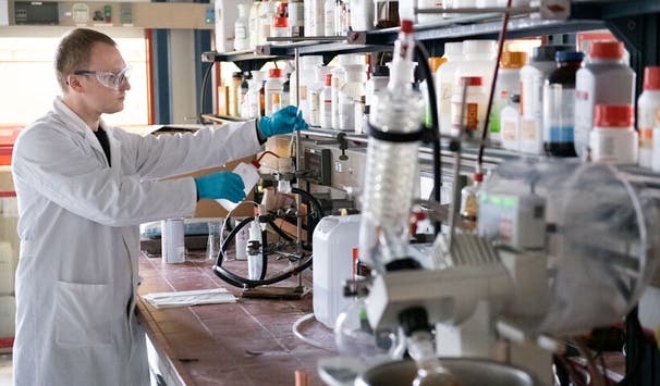 Umfangreiche Praxisphasen: In Laborprojekten kannst du dein theoretisches Wissen anwenden. (Foto: Paavo Blafield)