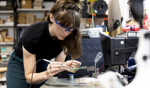 Eine Studentin arbeitet im "FabLab", dem studentischen Makerspace des Fachbereichs (Foto: Sonja Rode)