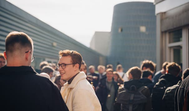 Studierende zum Semesterstart am Campus Wilhelmshöher Allee (Foto: Fiona Körner)