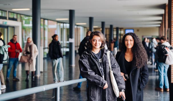 Erstsemester-Studierende im Foyer des Standorts in der Wilhelmshöher Allee (Foto: Fiona Körner)
