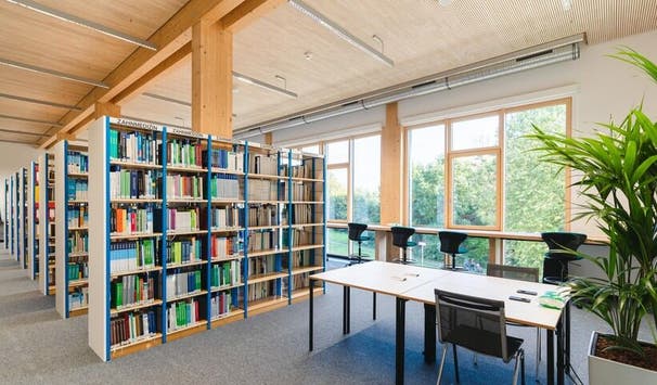 Die ideale Ort zum lernen: helle Bibliotheks- und Lernräume