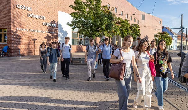 Engagierte Gemeinschaft von Lehrenden und Studierenden; Credits: Heide Fest