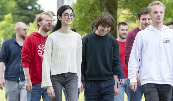 Studierende auf dem Campus
