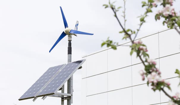 Windrad und Solaranlage