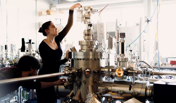 Die praktische Arbeit im Labor ist fester Bestandteil des Studiums von Beginn an.