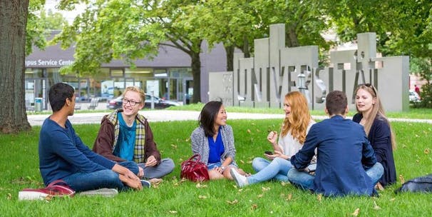 Am Eingang zum Campus