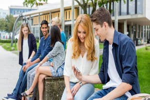 Vor der Universitätsbibliothek