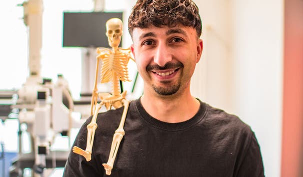 Student der Medizininformatik im Labor an der THB