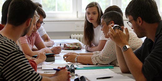 Ein Studium in persönlicher Atmosphäre gehört für unsere Hochschule zum Selbstverständnis. Durch den besonderen Studieneinstieg mittels des Steiger-Colleges findest du schnell ein Netzwerk aus Kommilitoninnen und Kommilitonen - für ein erfolgreiches Studium. Ein kurzer Draht zu deinen Dozentinnen und Dozenten ist bei uns ebenfalls keine Seltenheit, da wir ein sehr gutes Verhältnis von Studierenden zu Lehrenden haben.