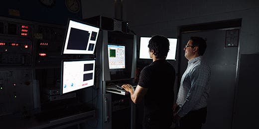 Dank der überschaubaren Größe unserer Universität kannst du dich schon früh in die Forschung einbringen oder bei einem Hiwi-Job selbst die Lehre bereichern.